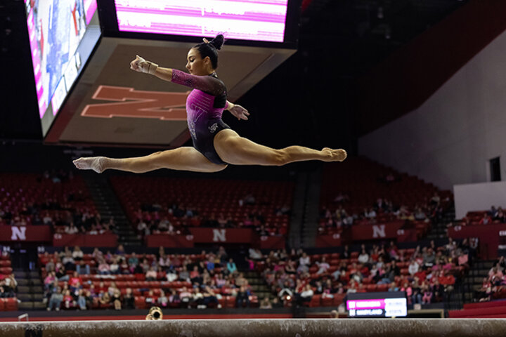 Csenge Jumping on the beam