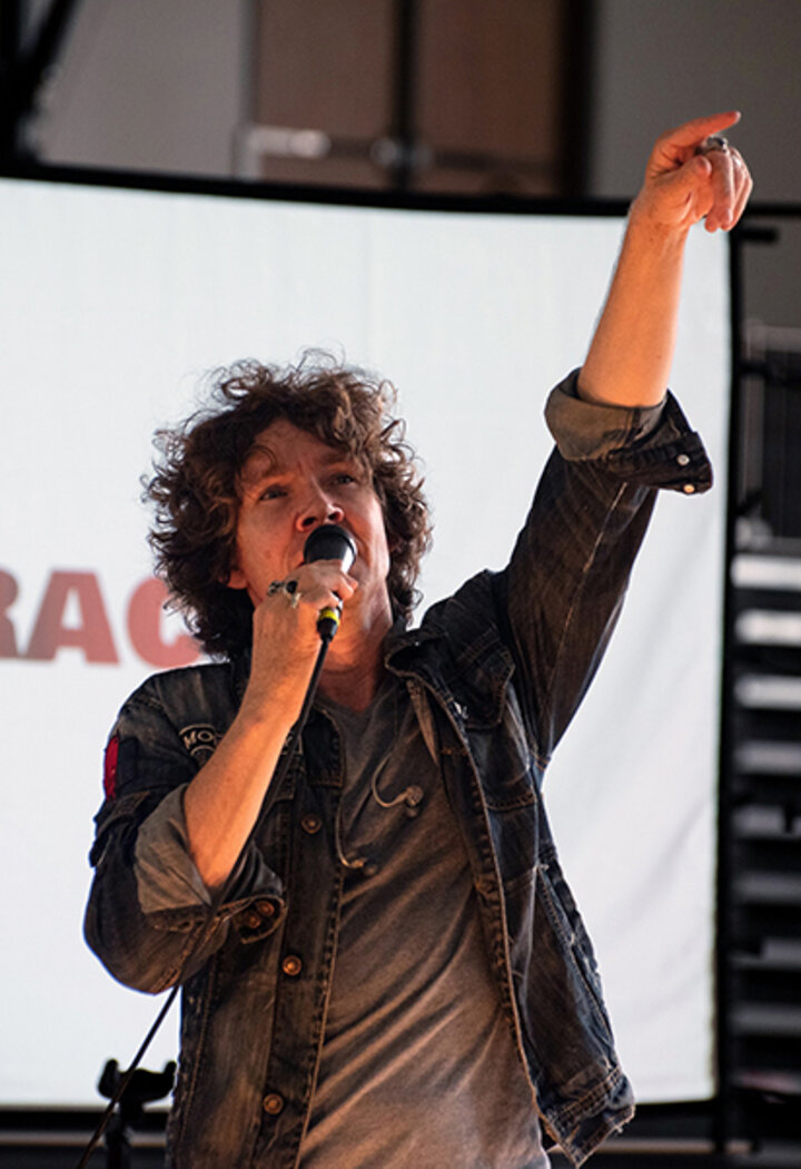 Steven Gooding singing